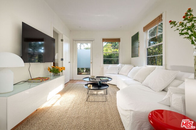 Photo - 947 Amoroso Pl