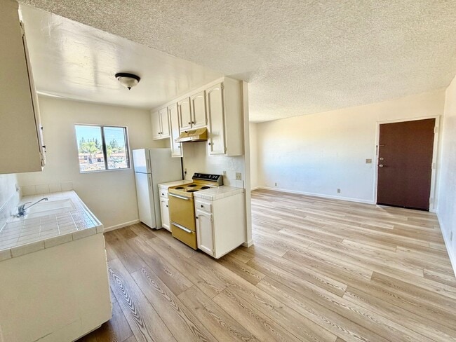 Building Photo - Upper Corner Unit with Parking