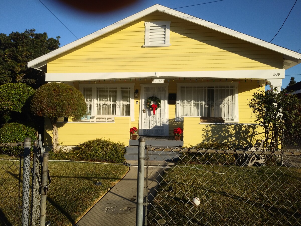 Home with room for rent - 207 W 40th Pl House