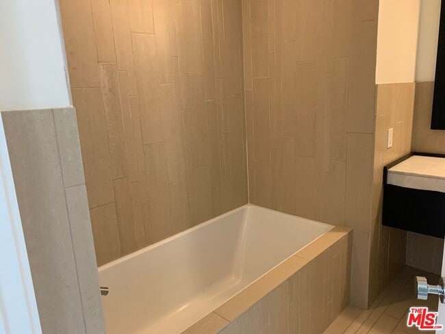 Photo - 727 W 7th St Unit 1322