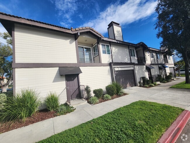 Building Photo - 606 S Everett St Unit B Rental