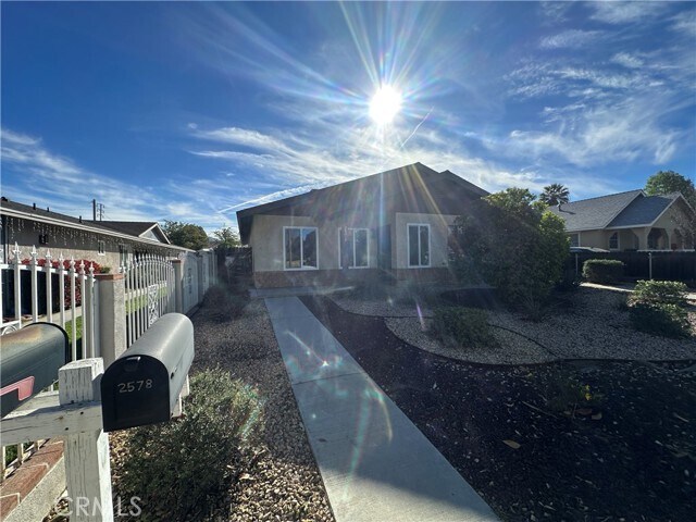 Photo - 2576 Lime St