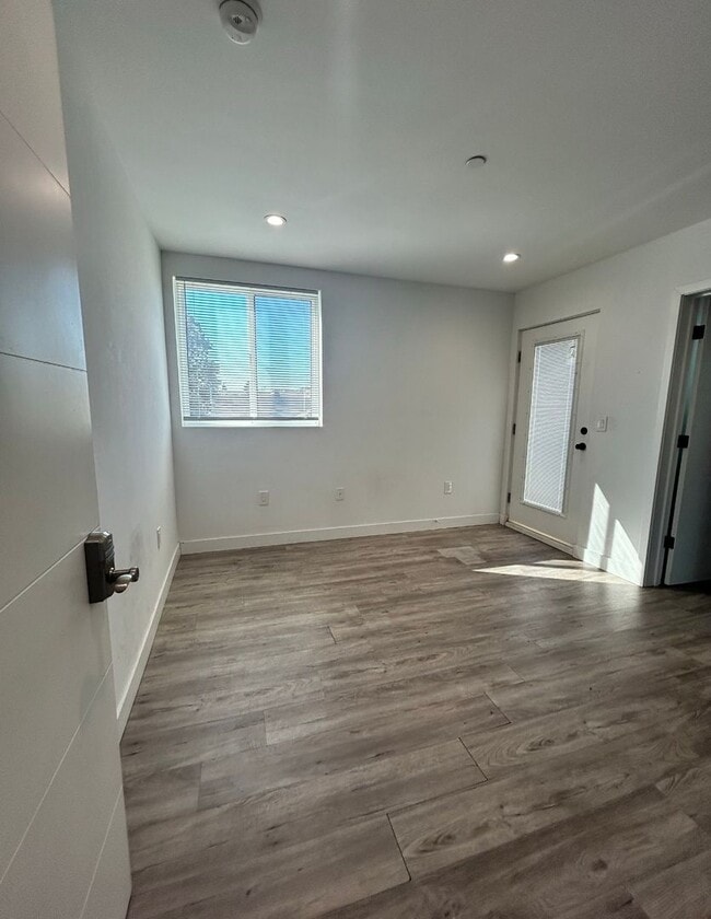 Building Photo - Private Bedroom w Personal Bathroom & Shower, shared student-oriented space Unit 202 Balcony WH (unfurnished)