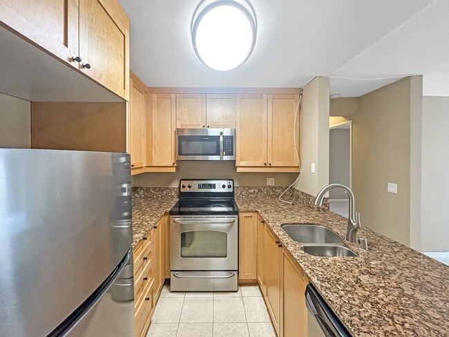 Building Photo - Modern 2B/2BA Condo with Balcony & Ameniti... Unit 6303
