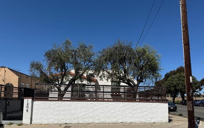 Building Photo - 1208 S 32nd St Rental