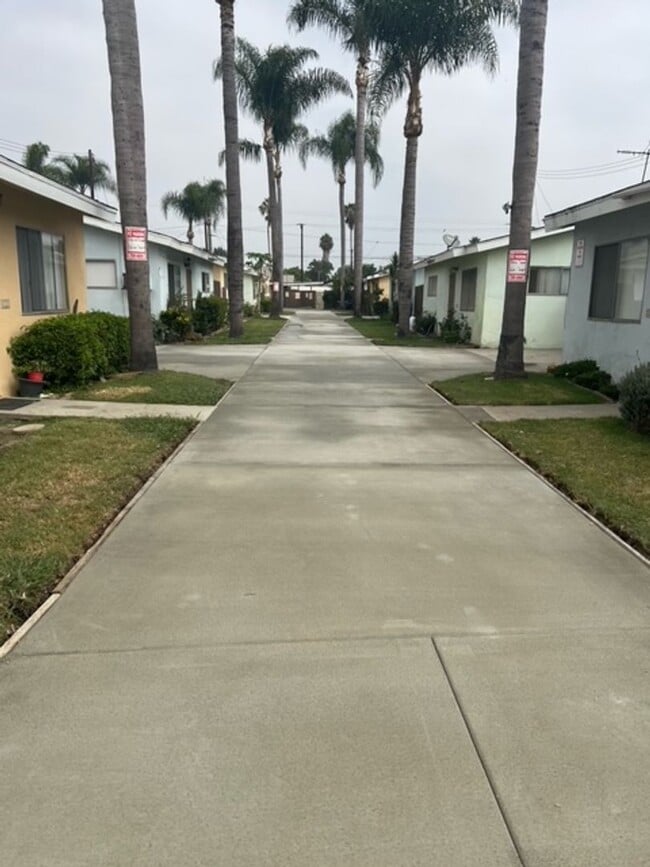 Building Photo - 2 BDRM, 1 BA WITH PRIVATE YARD AND GARAGE! Unit 257B