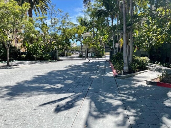 Safe complex with Guard Gate - 2233 Martin Unit 413