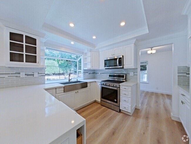 Building Photo - Stunning Remodeled Home in Dana Woods – Co...