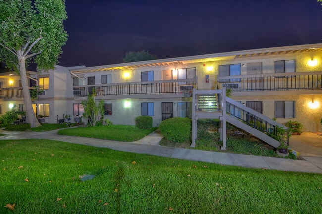 Heritage Plaza Walkway - HERITAGE PLAZA