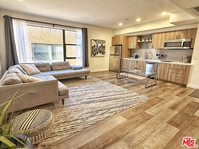 Building Photo - 723 S St Andrews Pl Unit 312