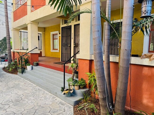 Private Entrances - 116-122 W 9th St