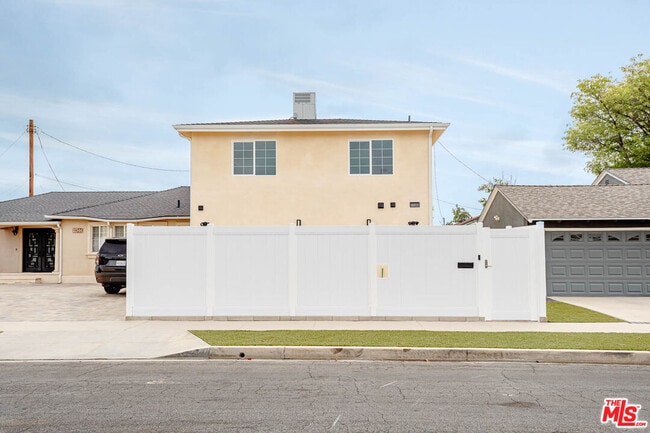 Photo - 11342 Danube Ave