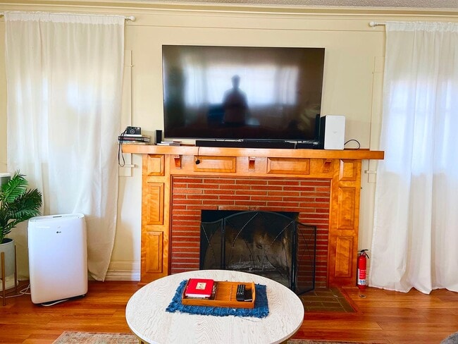 Photo - 1448 N Fuller Ave