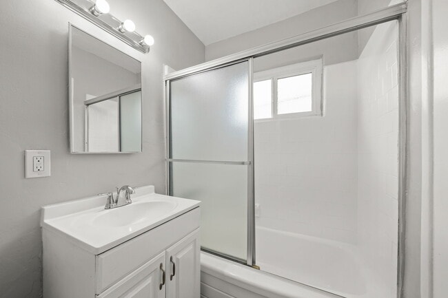 Photo - 835-845 Glenway Dr.