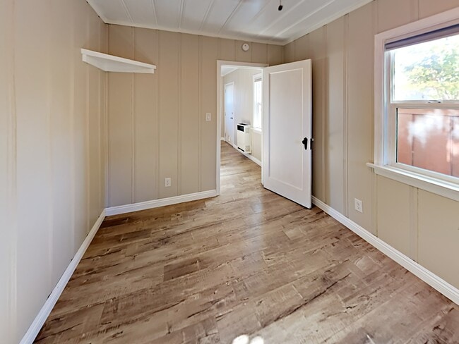 Photo - 4671 Edgeware Rd