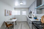 2BR, 1BA - 669SF - Kitchen - 870-899 S Philadelphia St. Apartments