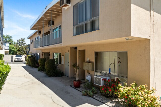 4840 Van Noord Ave - 4840 Van Noord Ave