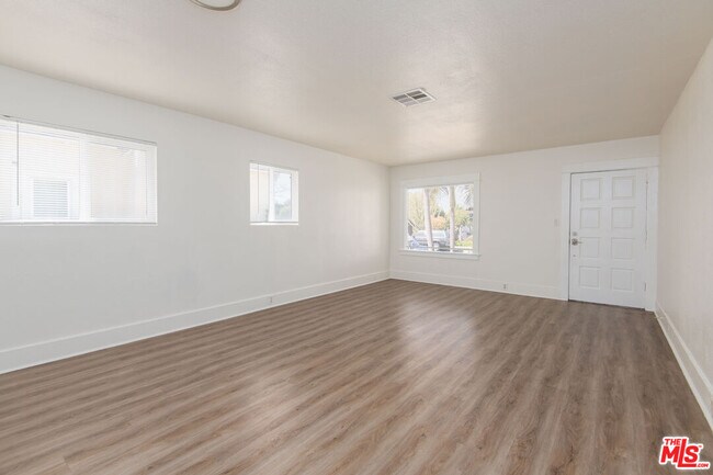 Photo - 2132 Cloverdale Ave