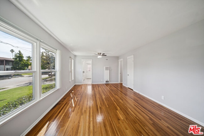 Building Photo - 5329 Vantage Ave Unit 1