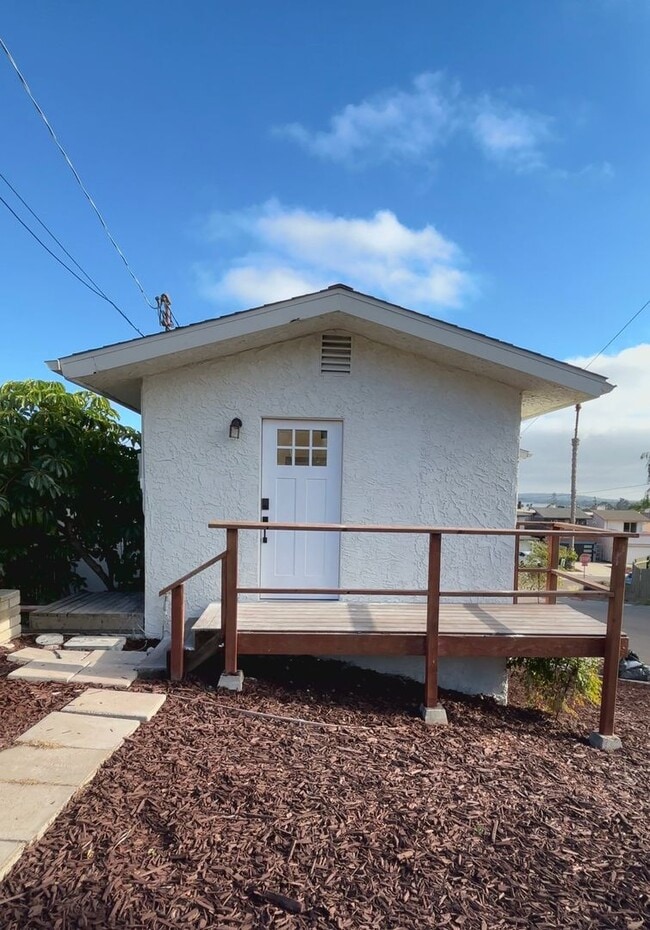Building Photo - 1 Bedroom 1 Bathroom Studio in Pacific Beach.