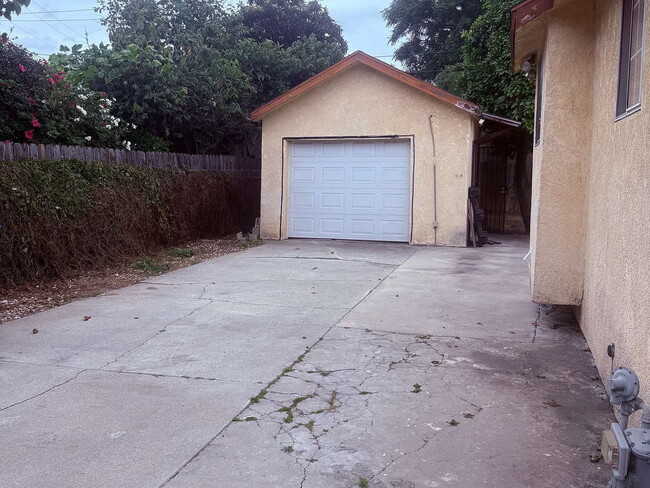 Building Photo - Charming 2-bedroom, 1-bath home