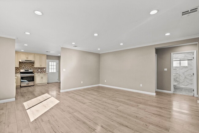 Photo - 6717 Cedros Ave