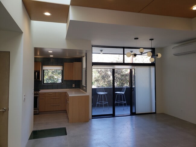 Photo - 424 S Venice Blvd