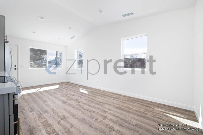 Photo - 406 Gavin St