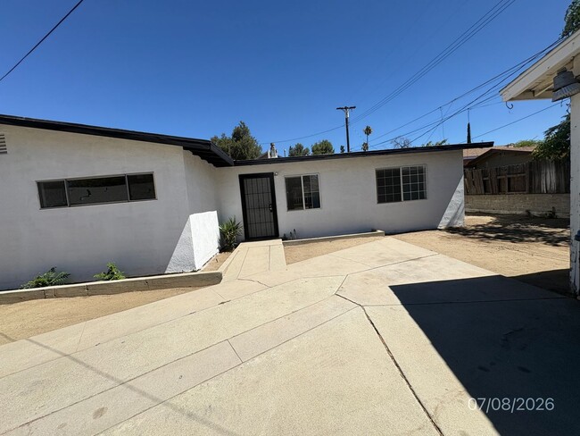 Building Photo - 478 N Alessandro St Unit 478 N. Alessandro #C