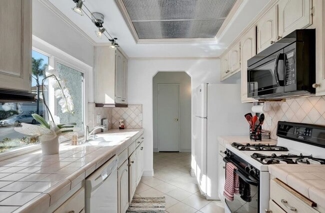 Photo - Beautiful 3 bed / 2.5 bath Townhome with Patio and 2 car garage in Huntington Beach