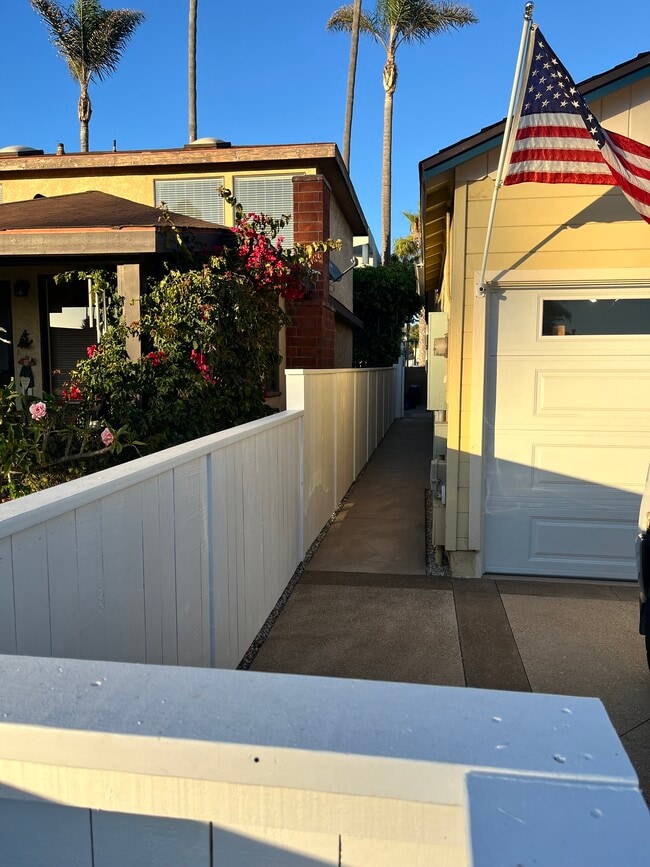 Photo - 2093 Ayala St