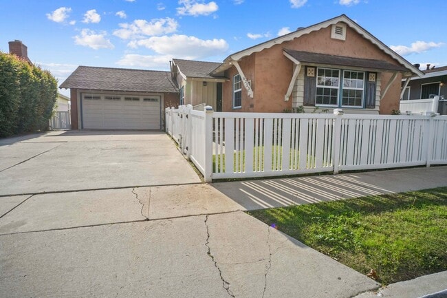 Building Photo - Charming 4-Bed 3-Bath in Paradise Hills