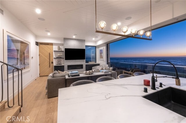 Photo - 2200 The Strand Unit A