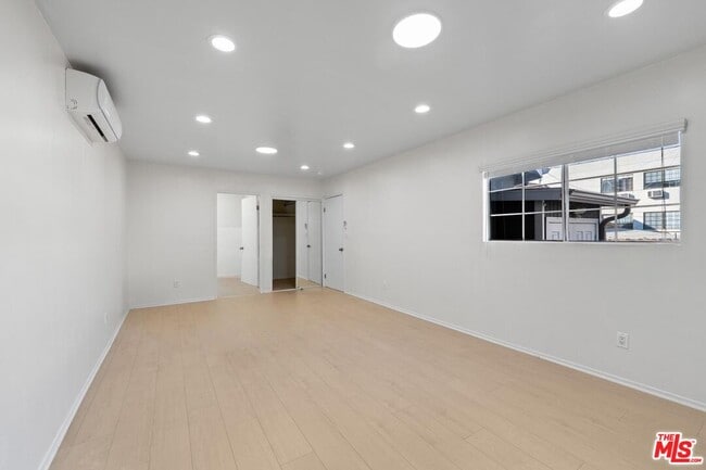 Photo - 1128 Irolo St