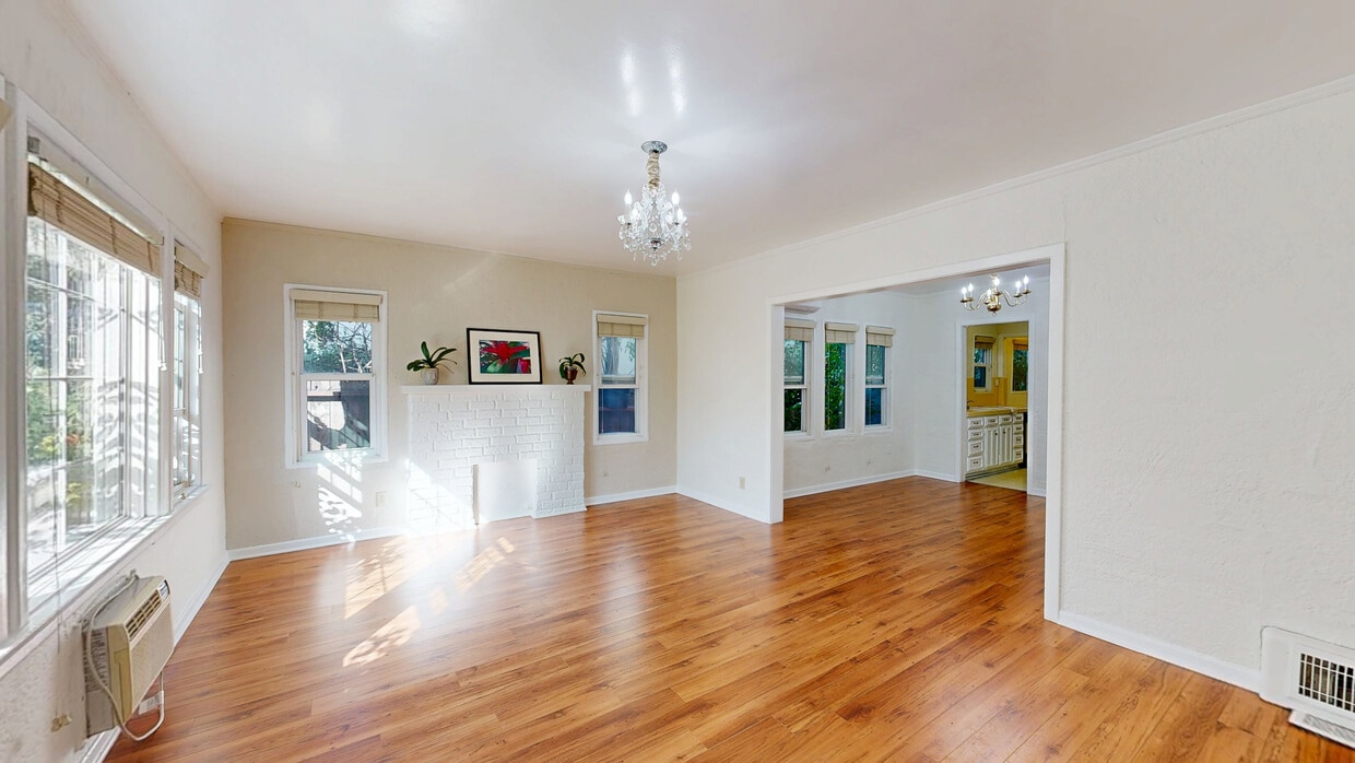 3D Tour - 430 S Oakhurst Dr