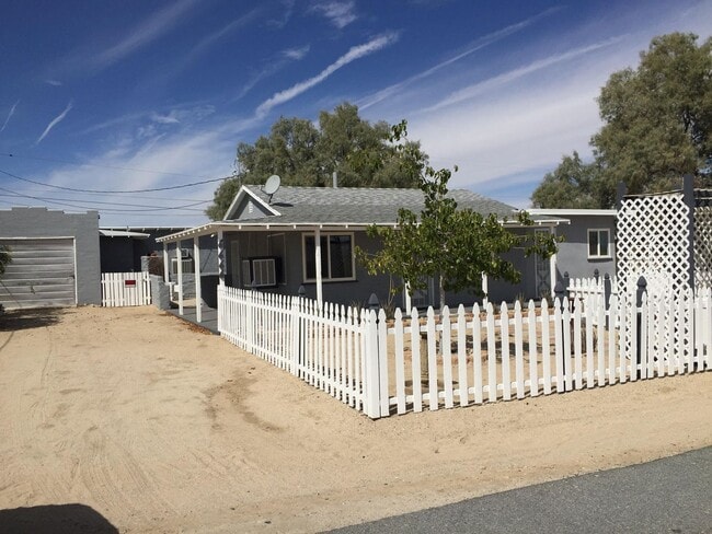 Building Photo - 2 bed/1 bath Rental