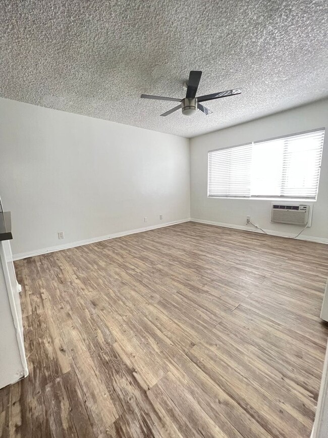 Photo - Eden Roc Apartments