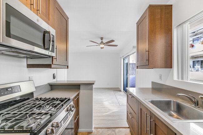 Photo - 1812 Westholme Ave Apartments