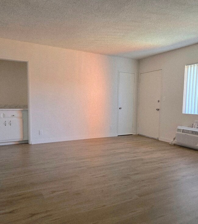 Photo - 14335 Burbank Blvd