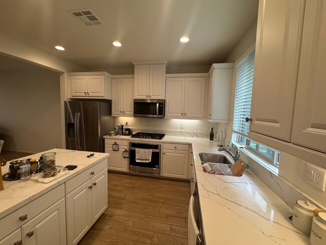 Photo - Beautiful 3-Bedroom Home in Vista – Modern...