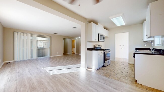 Building Photo - 20251 Cohasset St Unit 5