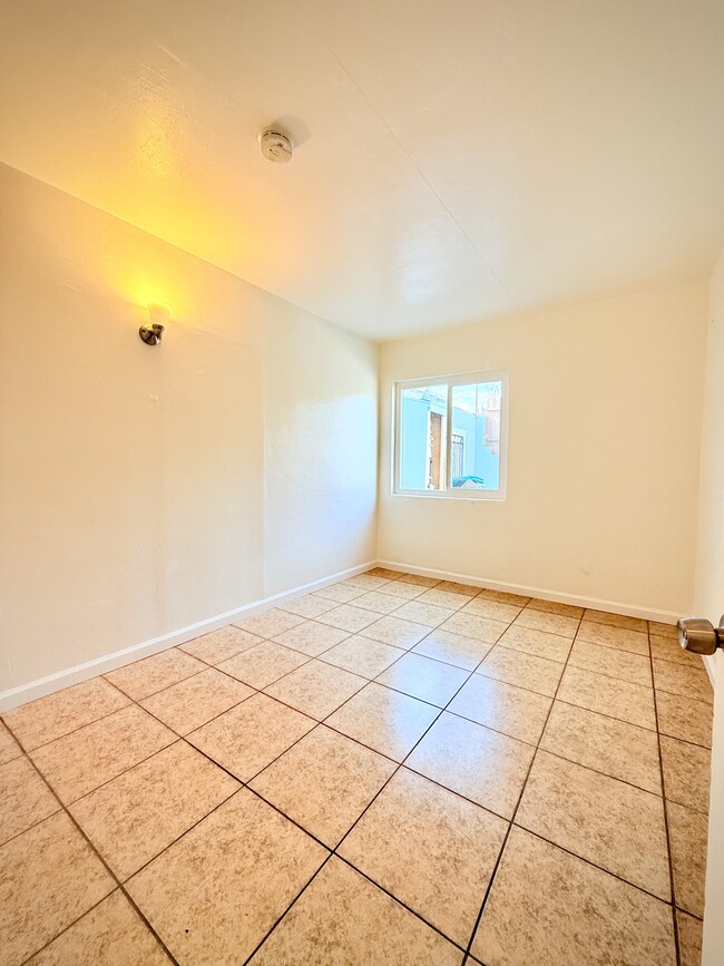 Photo - 663 Cadman St