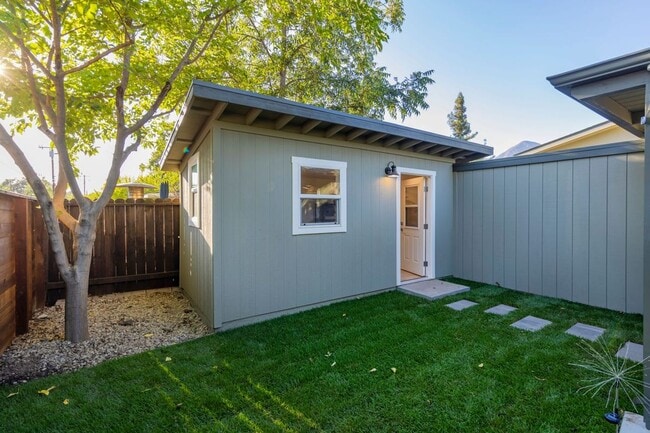 Photo - 915 E Matilija St