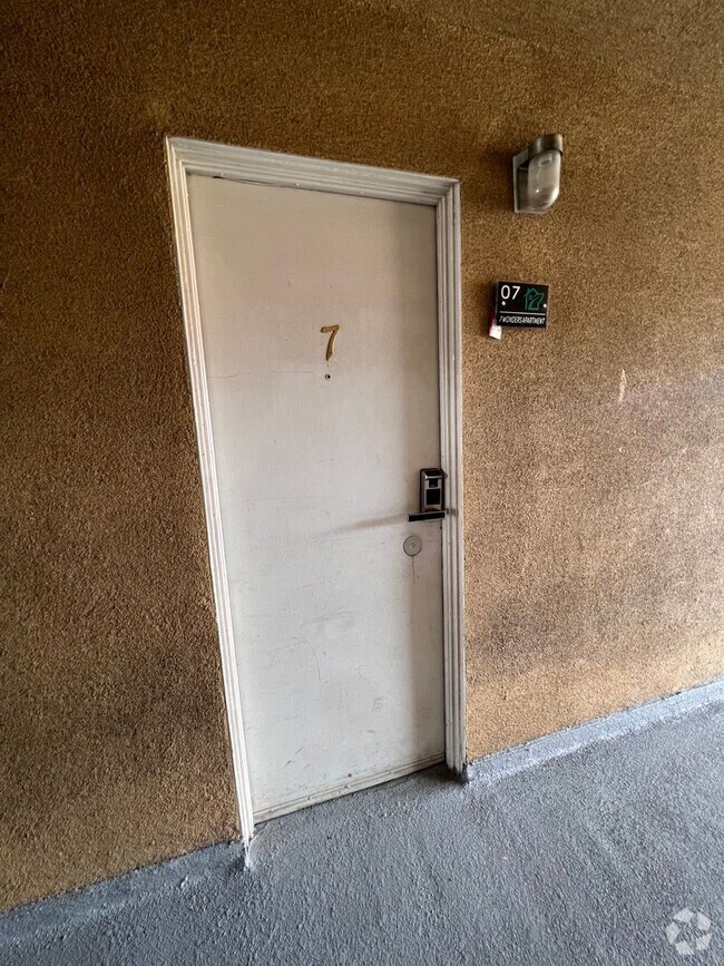 Building Photo - Located in Old town Yucca Valley Rental
