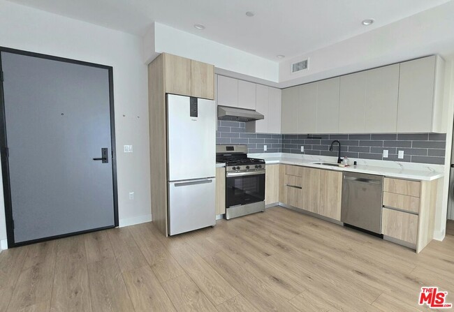 Photo - 1530 S Hayworth Ave Unit 203