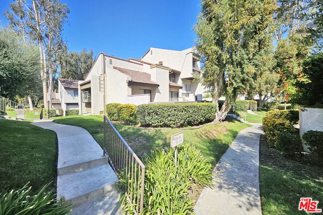Building Photo - 5800 Owensmouth Ave Unit 13