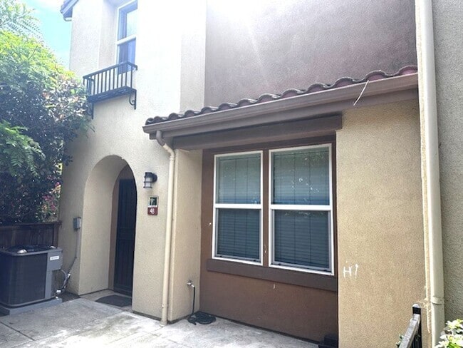 Building Photo - Very Nice Townhome!