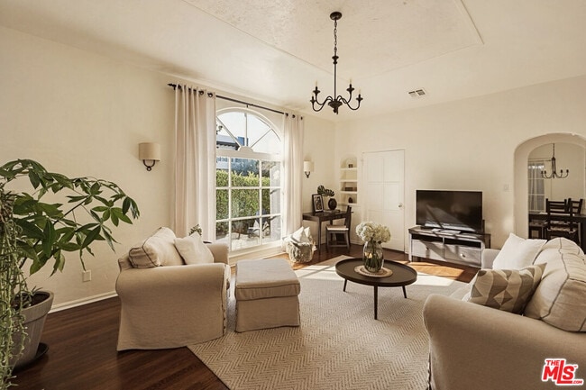 Photo - 830 N Gardner St