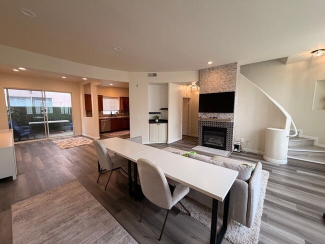 Building Photo - Modern 3 Bed, 3 Bath Home with New Appliances, A/C, 2 Car Garage, Patio, and Balcony