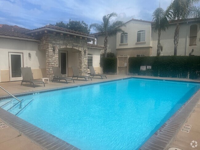Building Photo - Now Available! Spacious 3 Bed, 2 Bath Corn... Unit 6c Rental